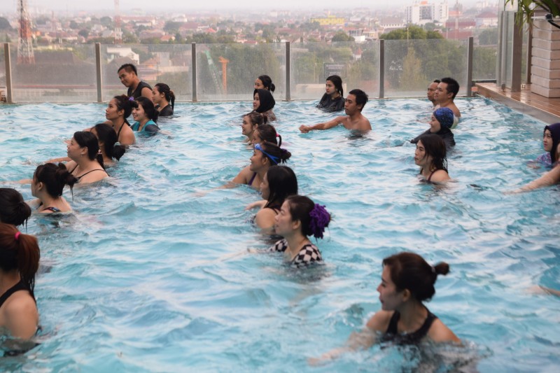 Swiss-Bel Boutique Yogyakarta Menggelar Aqua Zumba Pertama Di Jogja